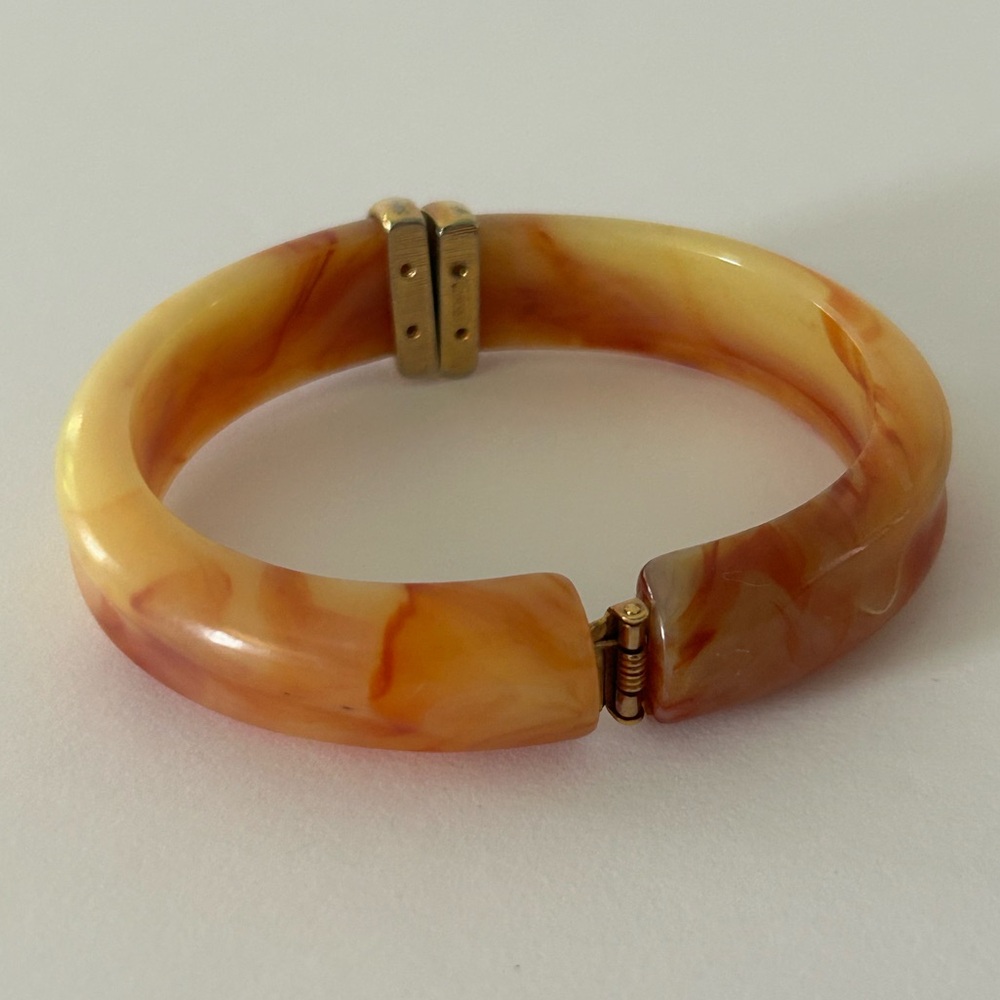 Avon (1981) Vintage Peach/Amber Marbled Bangle Hinged Cuff Bracelet - Picture 5 of 13